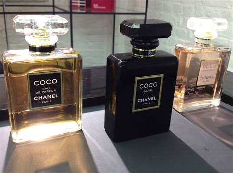 chanel grote parfumfles decoratie|Grote fles van chanel .